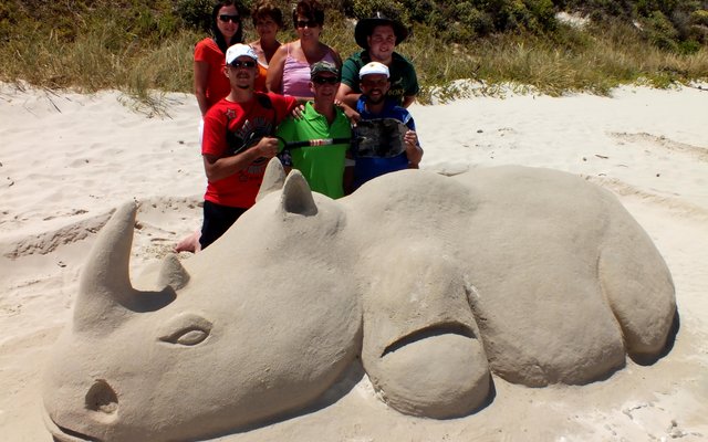 Franskraal se sandrenoster en agter hom voor vlnr is die bouers Hendry Erasmus, Freddie Swart en Steven Erasmus. Agter is Sharlene Erasmus, Ansie Erasmus, Bernide Swart en Wayne Swart.